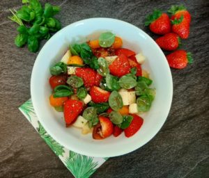 >Salade de tomates, fraises et scarmoza fumée